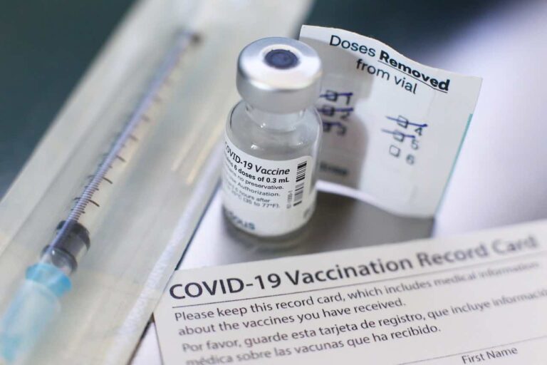 COVID-19-Impfung: Nebenwirkungen und die STIKO-Empfehlung 2026 2 COVID-19-Impfung: Nebenwirkungen und die STIKO-Empfehlung 2026 - mediclife.de