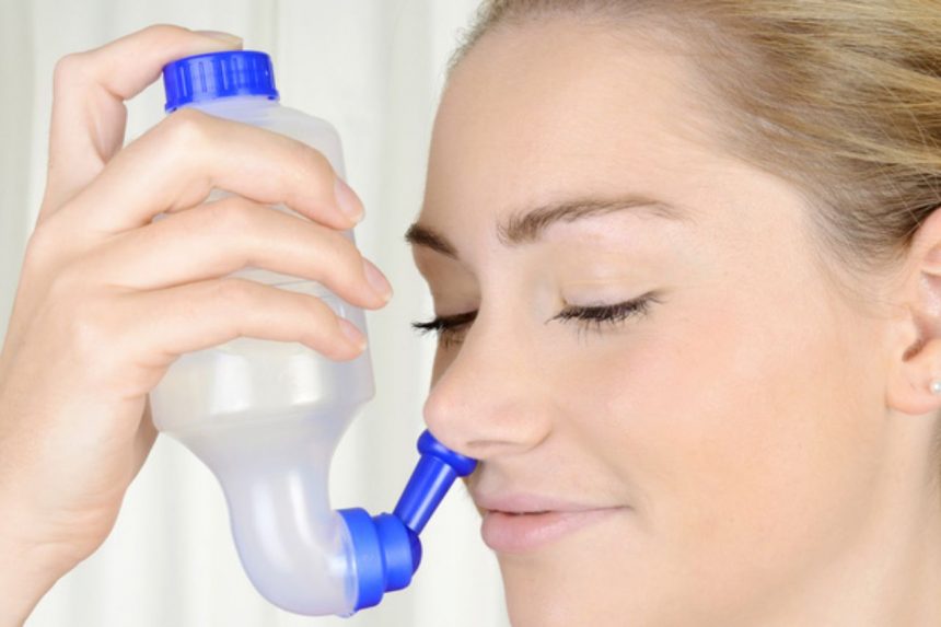 Nasendusche: Allergien und Erkältungen aus der Nase spülen
