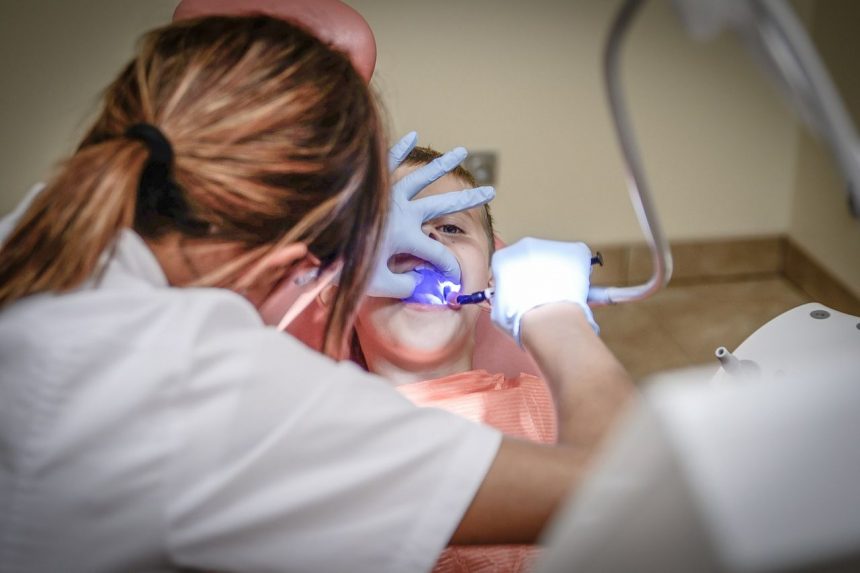 Regelmäßige Kontroll- und Vorsorge-Untersuchung beim Zahnarzt
